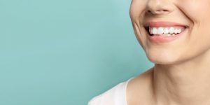 Окрашиваются ли керамические виниры?
